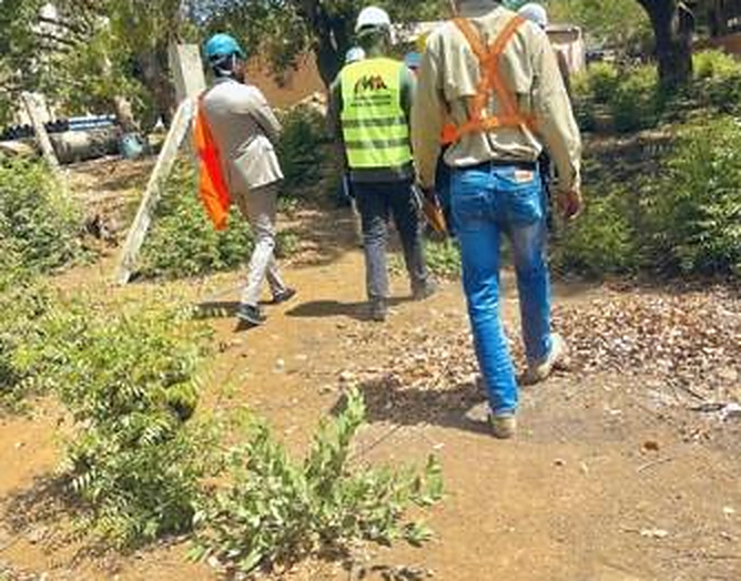 Équipe Millennium Trans Afrique sur le chantier